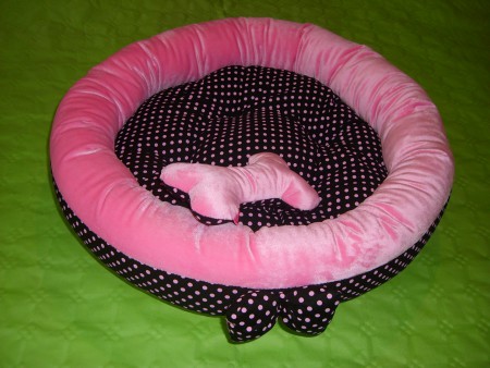 coussin rond avec un coté velours rose réversible et son jouet assortis